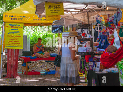 EUMUNDI AUSTRALIA - 1 febbraio 2012; Eumundi mercati dove gli artigiani,coltivatori e produttori di artigianato e prodotti alimentari istituito per vendere ai turisti e gente del posto tw Foto Stock