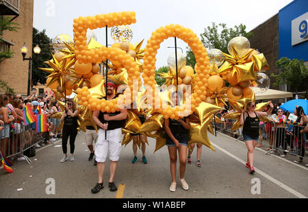 Chicago, Stati Uniti d'America. Il 30 giugno, 2019. Le persone partecipano al cinquantesimo annuale di Chicago Pride Parade in Chicago, gli Stati Uniti, il 30 giugno 2019. Decine di migliaia di persone hanno preso parte all'orgoglio annuale celebrazione del cinquantesimo anniversario di Stonewall insurrezione. Credito: Wang Ping/Xinhua/Alamy Live News Foto Stock