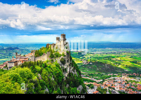 Repubblica di San Marino, medievale Guaita prima torre su di una scogliera rocciosa e vista panoramica della Romagna Foto Stock