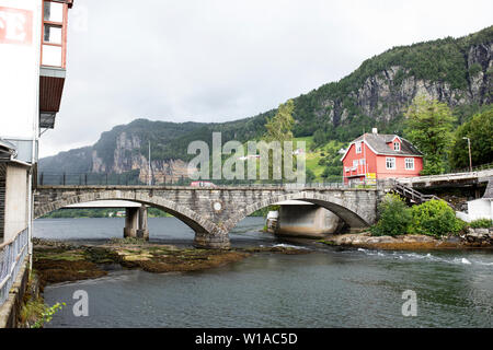 Il ponte a Hardangerfjordvegen in Norheimsund, Hordaland county, Norvegia. Foto Stock