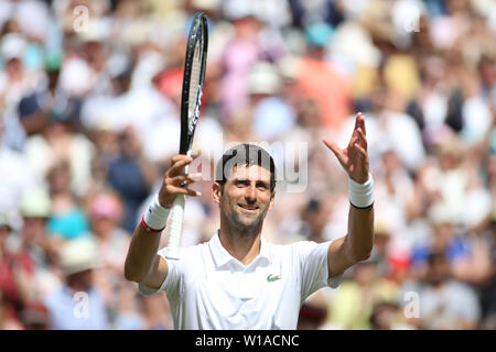 Novak Djokovic di Serbia festeggia dopo aver vinto il Uomini Singoli Primo turno match di Wimbledon Lawn Tennis Championships contro Philipp KOHLSCHREIBER: risultati nei della Germania al All England Lawn Tennis e Croquet Club di Londra, in Inghilterra il 1 luglio 2019. Credito: AFLO/Alamy Live News Foto Stock