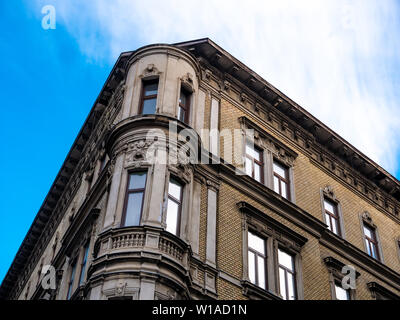 Vista sulla storica architettura a Budapest, in Ungheria in una giornata di sole. Foto Stock