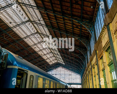 Vista interna della Stazione Ferroviaria Nyugati Stazione di Budapest, Ungheria su un soleggiato, giorno nuvoloso. Foto Stock