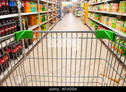 La Russia, supermercato- Luglio 1 2019-acquistare con un consumatore carrello Foto Stock