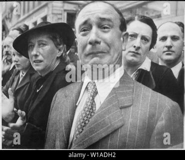 Un Francese piange come i soldati tedeschi marzo nella capitale francese, Parigi, il 14 giugno 1940, dopo gli eserciti alleati erano stati riaccompagnati in tutta la Francia.; Note Generali: Utilizzo di guerra e di conflitto numero 997 quando si ordina una riproduzione o la richiesta di informazioni su questa immagine. Foto Stock