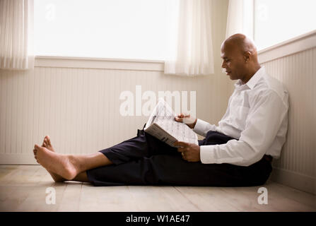Metà-imprenditore adulti leggendo un giornale. Foto Stock