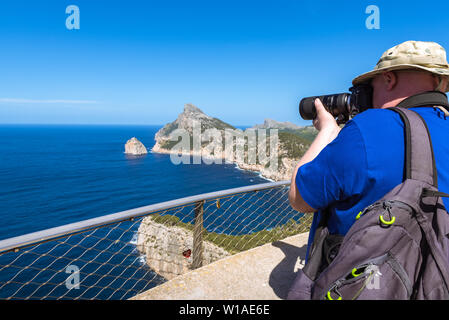 MALLORCA, Spagna - 6 Maggio 2019: un fotografo a scattare foto di splendide rocce a Cap de Formentor Foto Stock