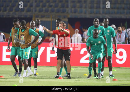 Il Cairo, Egitto. 01 Luglio, 2019. Senegal giocatori warm up prima di iniziare il 2019 Africa Coppa delle Nazioni Gruppo C partita di calcio tra Kenya e Senegal al 30 giugno Stadium. Credito: Gehad Hamdy/dpa/Alamy Live News Foto Stock