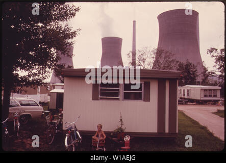 Un PARCO DEL RIMORCHIO IN POCA, direttamente attraverso il fiume KANAWHA DA JOHN AMOS Power Plant. Torri di raffreddamento dell'acqua dell'impianto SEMBRANO ESSERE IN POSIZIONE DI PARCHEGGIO Foto Stock