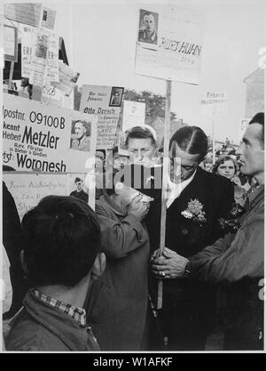 La restituzione di un prigioniero tedesco della guerra ha identificato questo figlio di donna. Egli non potrà mai tornare perché egli è morto. Prigionieri liberati dall'Unione Sovietica, Germania, 1955.; Note Generali: Utilizzo di guerra e di conflitto numero 1300 quando si ordina una riproduzione o la richiesta di informazioni su questa immagine. Foto Stock