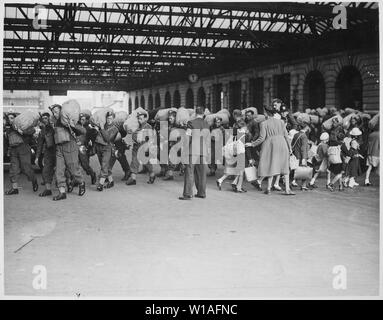 Una scena a un alla stazione ferroviaria di Londra che mostra le truppe in arrivo mentre kiddies che sono stati evacuati da Londra per lasciare la zona della reception. New York Times Paris Bureau collezione.; Foto scattata a cabina Road, la stazione di Waterloo, Londra, Inghilterra. Note Generali: Utilizzo di guerra e di conflitto numero 1013 quando si ordina una riproduzione o la richiesta di informazioni su questa immagine. Questa immagine è parte del New York Times Paris Bureau collezione. Foto Stock