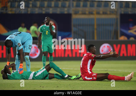 Il Cairo, Egitto. 01 Luglio, 2019. Kenya e Senegal i giocatori in azione durante il 2019 Africa Coppa delle Nazioni Gruppo C partita di calcio tra Kenya e Senegal al 30 giugno Stadium. Credito: Gehad Hamdy/dpa/Alamy Live News Foto Stock