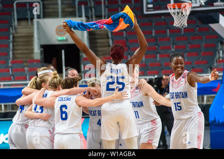 Riga, Lettonia. 1 Luglio, 2019. Gran Bretagna donna squadra di basket celebra la vittoria contro il Montenegro, durante il match di qualificazione a 1/4 finale di FIBA donna Eurobasket 2019 a Riga , Lettonia. Credito: Gints Ivuskans/Alamy Live News Foto Stock