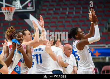 Riga, Lettonia. 1 Luglio, 2019. Gran Bretagna donna squadra di basket celebra la vittoria contro il Montenegro, durante il match di qualificazione a 1/4 finale di FIBA donna Eurobasket 2019 a Riga , Lettonia. Credito: Gints Ivuskans/Alamy Live News Foto Stock