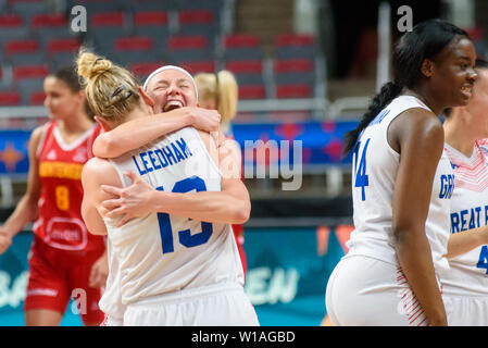 Riga, Lettonia. 1 Luglio, 2019. Gran Bretagna donna squadra di basket celebra la vittoria contro il Montenegro, durante il match di qualificazione a 1/4 finale di FIBA donna Eurobasket 2019 a Riga , Lettonia. Credito: Gints Ivuskans/Alamy Live News Foto Stock