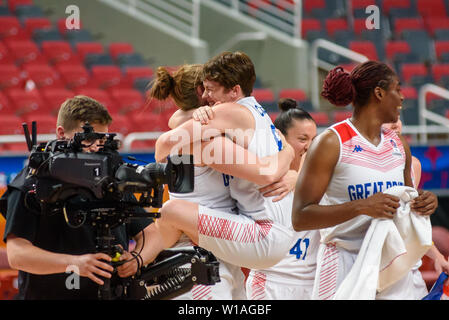 Riga, Lettonia. 1 Luglio, 2019. Gran Bretagna donna squadra di basket celebra la vittoria contro il Montenegro, durante il match di qualificazione a 1/4 finale di FIBA donna Eurobasket 2019 a Riga , Lettonia. Credito: Gints Ivuskans/Alamy Live News Foto Stock