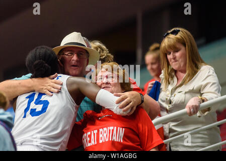 Riga, Lettonia. 1 Luglio, 2019. Gran Bretagna donna squadra di basket celebra la vittoria contro il Montenegro, durante il match di qualificazione a 1/4 finale di FIBA donna Eurobasket 2019 a Riga , Lettonia. Credito: Gints Ivuskans/Alamy Live News Foto Stock