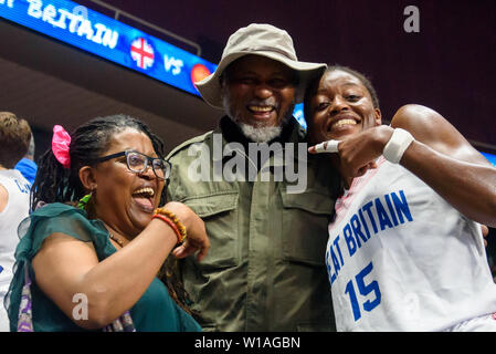 Riga, Lettonia. 1 Luglio, 2019. Temi Fagbenle (R). Gran Bretagna donna squadra di basket celebra la vittoria contro il Montenegro, durante il match di qualificazione a 1/4 finale di FIBA donna Eurobasket 2019 a Riga , Lettonia. Credito: Gints Ivuskans/Alamy Live News Foto Stock