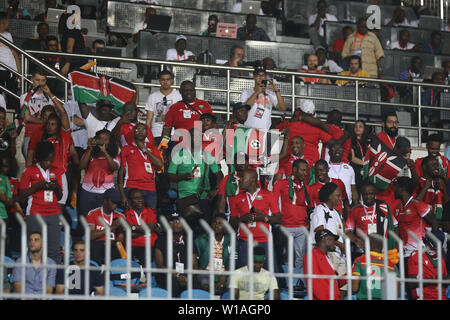 Il Cairo, Egitto. 01 Luglio, 2019. Kenya ventole allegria nelle gabbie durante il 2019 Africa Coppa delle Nazioni Gruppo C partita di calcio tra Kenya e Senegal al 30 giugno Stadium. Credito: Gehad Hamdy/dpa/Alamy Live News Foto Stock