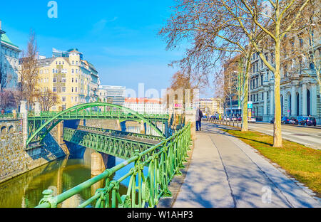VIENNA, Austria - 18 febbraio 2019: Il confortevole vicolo pedonale lungo il fiume Wien conun grande vista su New Scenic 5 posti verde ponti metallici, a febbraio Foto Stock
