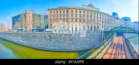 VIENNA, Austria - 18 febbraio 2019: vista panoramica sull argine del fiume Wien con enorme edificio dell Università di Arti Applicate e il complesso di bridge Foto Stock