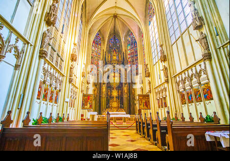 VIENNA, Austria - 18 febbraio 2019: l'interno di Maria am Gestade chiesa con splendido altare intagliato e colorate le finestre di vetro macchiate in precedenza, su Foto Stock