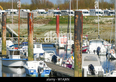 Piccole imbarcazioni recante alla banchina del porto, Le Crotoy, Somme, Hauts-de-France, Francia Foto Stock