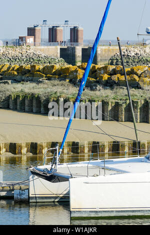 Piccola barca recante alla banchina del porto, Le Crotoy, Somme, Hauts-de-France, Francia Foto Stock