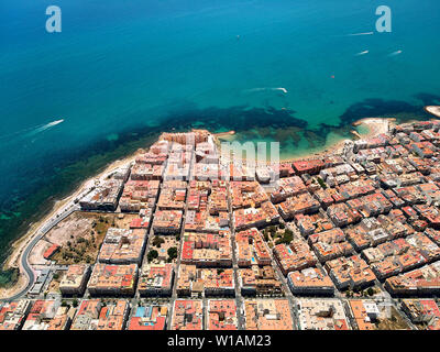 La fotografia aerea drone di punto di vista resort di Torrevieja città spagnola dal di sopra. Idilliaca baia turchese del Mar Mediterraneo Foto Stock