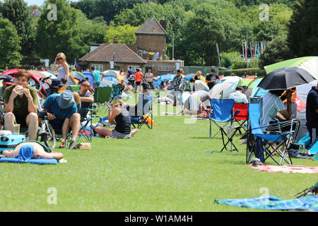 Londra, Regno Unito. 1st luglio 2019. Gli appassionati di tennis provenienti da tutto il mondo si accamparono e aspettano la fila per Wimbledon. Credito: Joe Kuis/Alamy Foto Stock