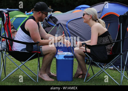 Londra, Regno Unito. Il 1 luglio 2019. Gli appassionati di tennis di tutto il mondo di campeggio e in attesa di fare la fila per i biglietti per vedere i loro giocatori preferiti. Credito: Joe Kuis/ Alamy Foto Stock