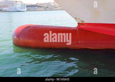 Big Red in prua a bulbo a carico dello scafo della nave Foto Stock