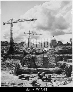 L'Africa. Camerun. Gru giganti come questi aggettante oltre i lavori di costruzione della diga di EDA hanno dato l'Africa un nuovo profilo. Essi sono una parte del materiale e delle attrezzature per un importo pari a $50.000 che è stato acquistato da America attraverso il Piano Marshall. In primo piano altre attrezzature pesanti è lo scavo per il sito di tre turbine, il primo dei quali sarà in operazioni prima della metà del 1953 Foto Stock