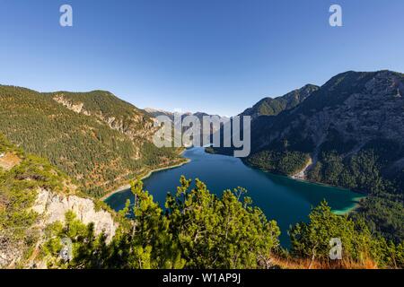 Vista del lago Plansee, Schonjochl sul retro, Alpi Ammergau, distretto di Reutte, Tirolo, Austria Foto Stock