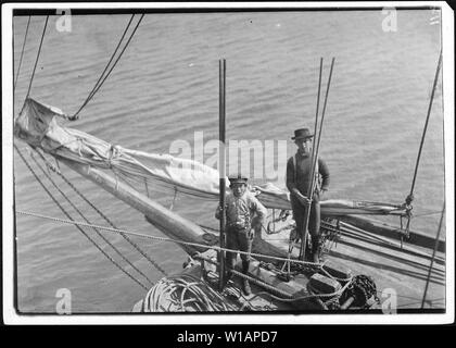 Alfred e Willie, due giovani pescatori di ostriche nella Baia di Mobile. A pochi, ma non molti di questi giovani si trovano sul oyster barche. Il Bayou La Batre, Ala. Foto Stock