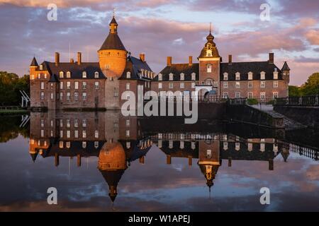 Castello con fossato di Anholt nella luce della sera, Isselburg, Munsterland, Nord Reno-Westfalia, Germania Foto Stock