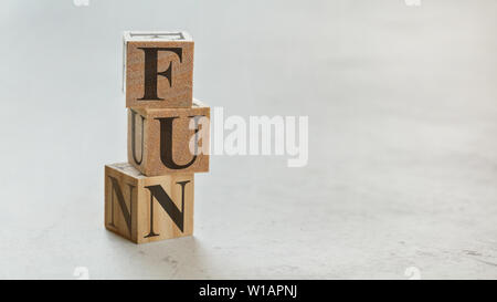 Palo con tre cubi di legno - lettere divertimento su di essi, spazio per più di testo / immagini sul lato destro. Foto Stock