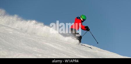 Sciatore femmina sulla pista da sci, SkiWelt Wilder Kaiser, Brixen im Thale, Tirolo, Austria Foto Stock