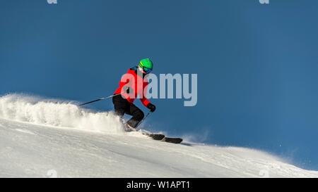 Sciatore femmina sulla pista da sci, SkiWelt Wilder Kaiser, Brixen im Thale, Tirolo, Austria Foto Stock