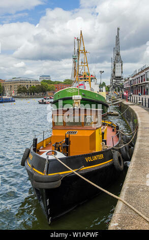 Il Volontario e il Bee. Entrambe le barche sono ormeggiate nel porto galleggiante di Bristol nell'Inghilterra occidentale. Il MShed e le gru sono sullo sfondo. Foto Stock