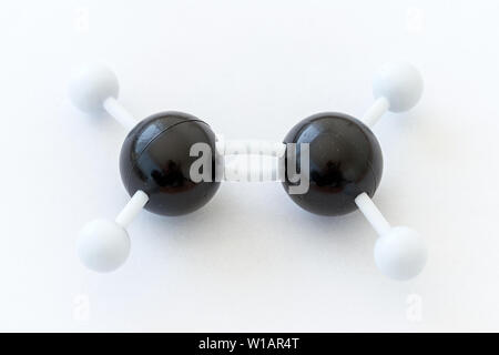 Sfera di plastica-e-stick modello di un copolimero di etilene o molecola di etene (C2H4) su uno sfondo bianco. Foto Stock