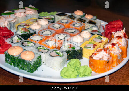 Grande piastra di vari sushi con pesce, pesce e riso in bianco. Piastra con diversi tipi di sushi. Foto Stock