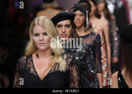 I modelli a piedi la pista al Guido Maria Kretschmer visualizza durante la Mercedes-Benz Fashion Week Berlin Primavera/Estate 2020 a ewerk su 1 Luglio, 2019 a Berlino, Germania. Foto Stock