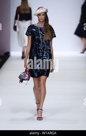 I modelli a piedi la pista al Guido Maria Kretschmer visualizza durante la Mercedes-Benz Fashion Week Berlin Primavera/Estate 2020 a ewerk su 1 Luglio, 2019 a Berlino, Germania. Foto Stock