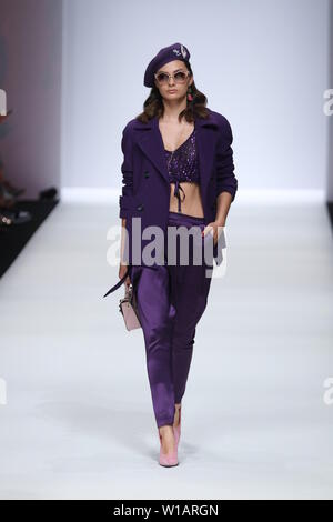 I modelli a piedi la pista al Guido Maria Kretschmer visualizza durante la Mercedes-Benz Fashion Week Berlin Primavera/Estate 2020 a ewerk su 1 Luglio, 2019 a Berlino, Germania. Foto Stock