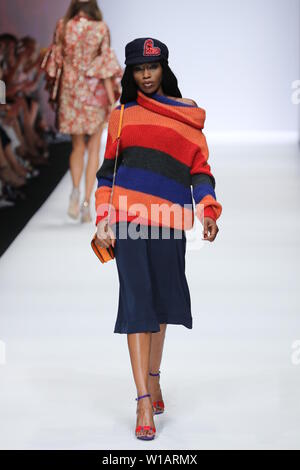 I modelli a piedi la pista al Guido Maria Kretschmer visualizza durante la Mercedes-Benz Fashion Week Berlin Primavera/Estate 2020 a ewerk su 1 Luglio, 2019 a Berlino, Germania. Foto Stock
