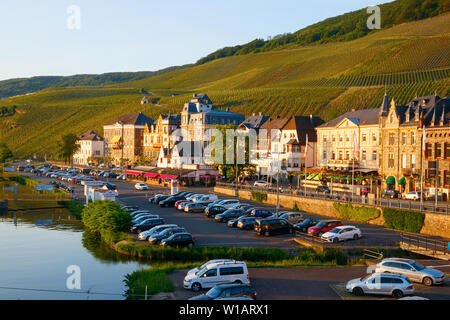 Case lungo la strada Gestade con vigneti contro il pendio della collina durante il tramonto. Bernkastel-Kues, Renania-Palatinato, Germania. Foto Stock