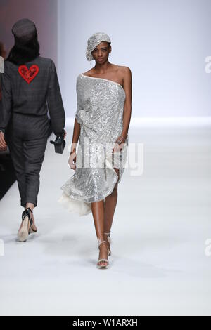 I modelli a piedi la pista al Guido Maria Kretschmer visualizza durante la Mercedes-Benz Fashion Week Berlin Primavera/Estate 2020 a ewerk su 1 Luglio, 2019 a Berlino, Germania. Foto Stock