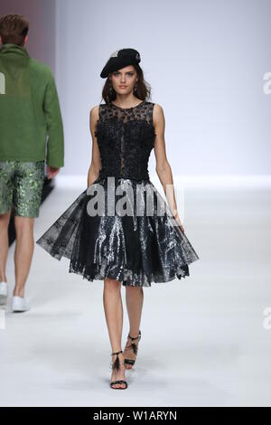 I modelli a piedi la pista al Guido Maria Kretschmer visualizza durante la Mercedes-Benz Fashion Week Berlin Primavera/Estate 2020 a ewerk su 1 Luglio, 2019 a Berlino, Germania. Foto Stock