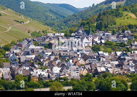 Vista aerea del villaggio e Enkirch e vigneti circostanti sulla valle della Mosella in un pomeriggio soleggiato. Renania-palatinato, Germania. Foto Stock